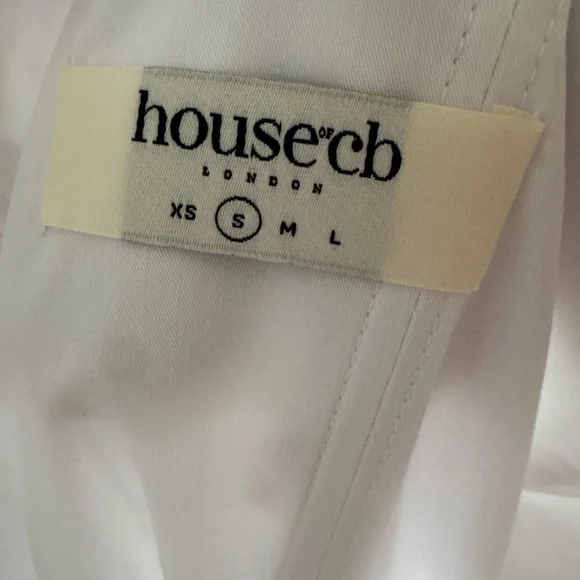 Elegant White Sleeveless Dress - Picture 4 of 4